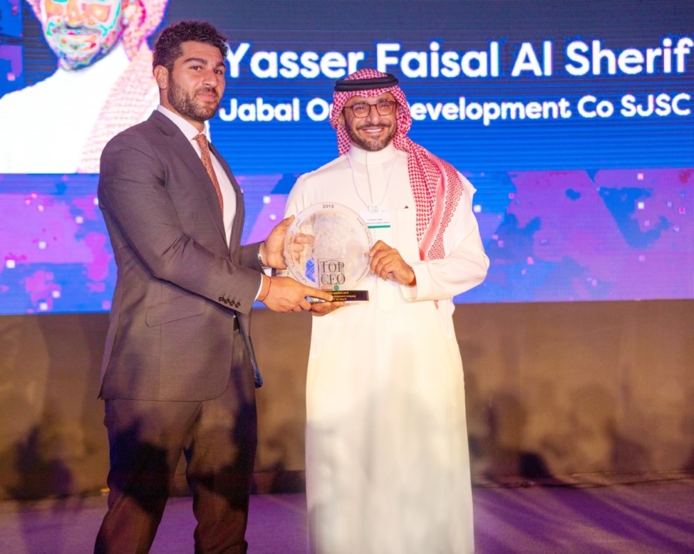 Yasser AlSharief receives the award