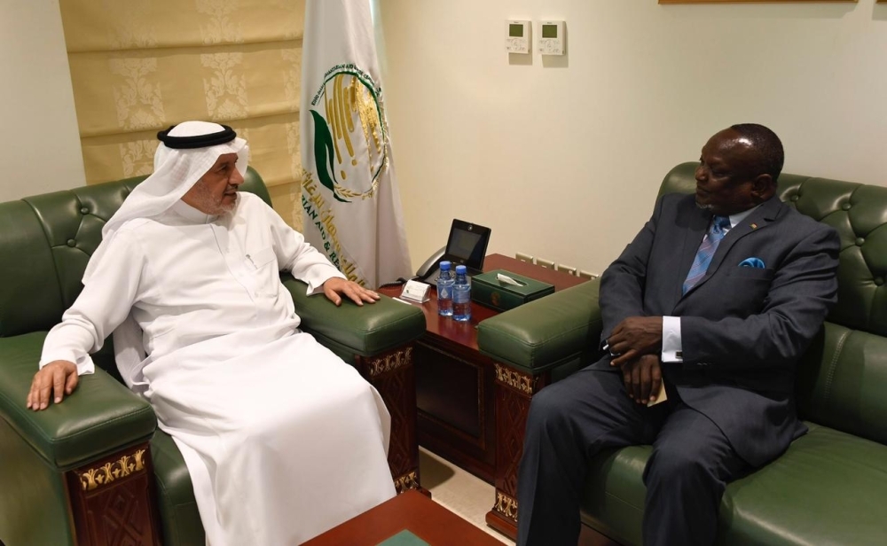 


Dr. Abdullah Al-Rabeeah receives Kenyan Ambassador Peter Ogego at the KSrelief headquarters in Riyadh.