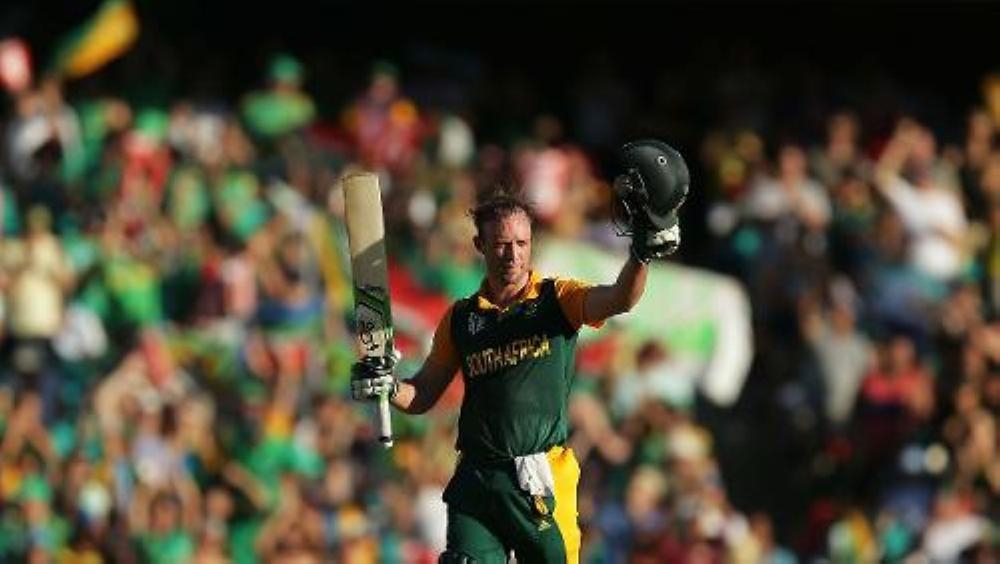 Royal Challengers Bangalore batsman AB de Villiers has said the Indian Premier League (IPL) should do away with large fines for slow over rates and shorten innings breaks to 10 minutes so matches finish before midnight.