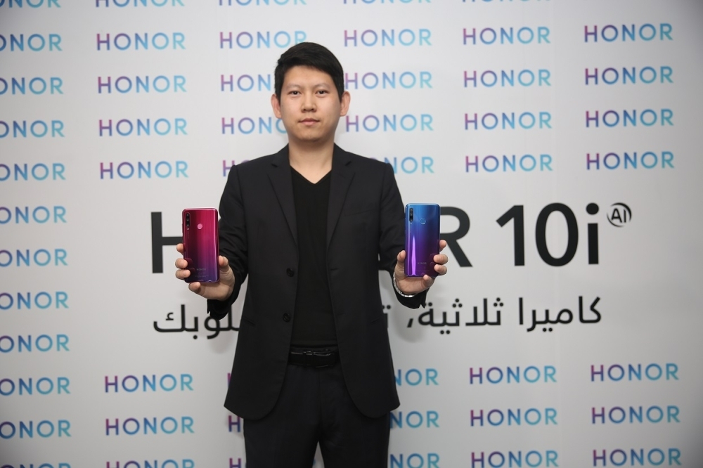 Wolf Langming, president of Honor KSA, shows off HONOR 10i i, with the industry's leading 32MP selfie camera 

