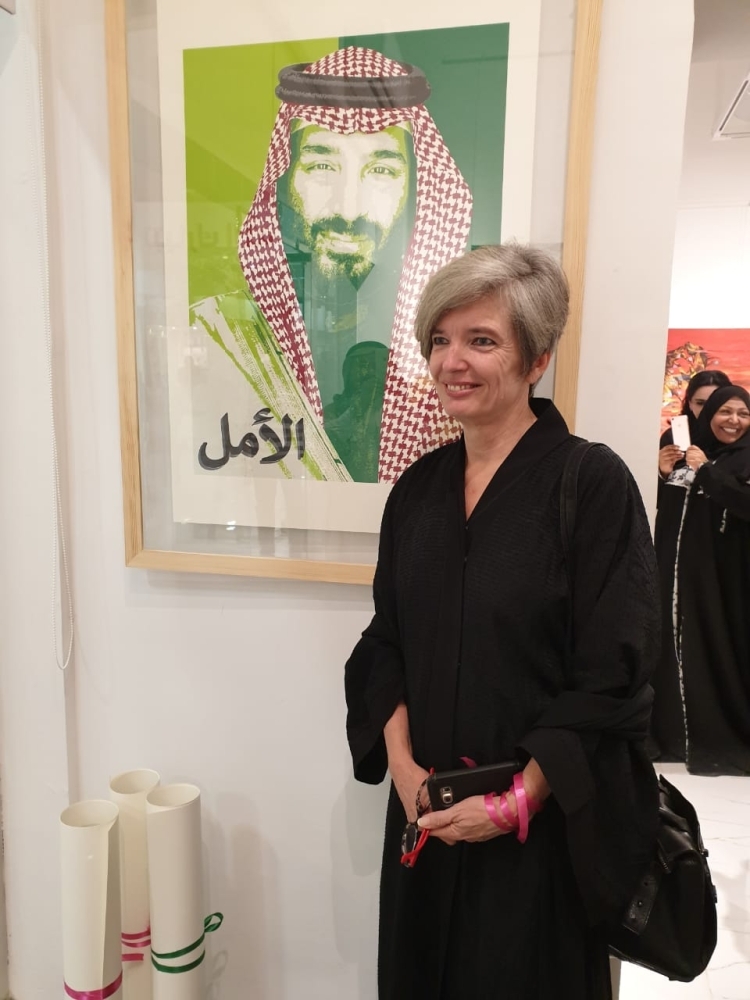 


Saudi artist Hisham Binjabi speaking to Al-Jawhara about the Hope poster during the “Nawat Al Fun Members” exhibition.