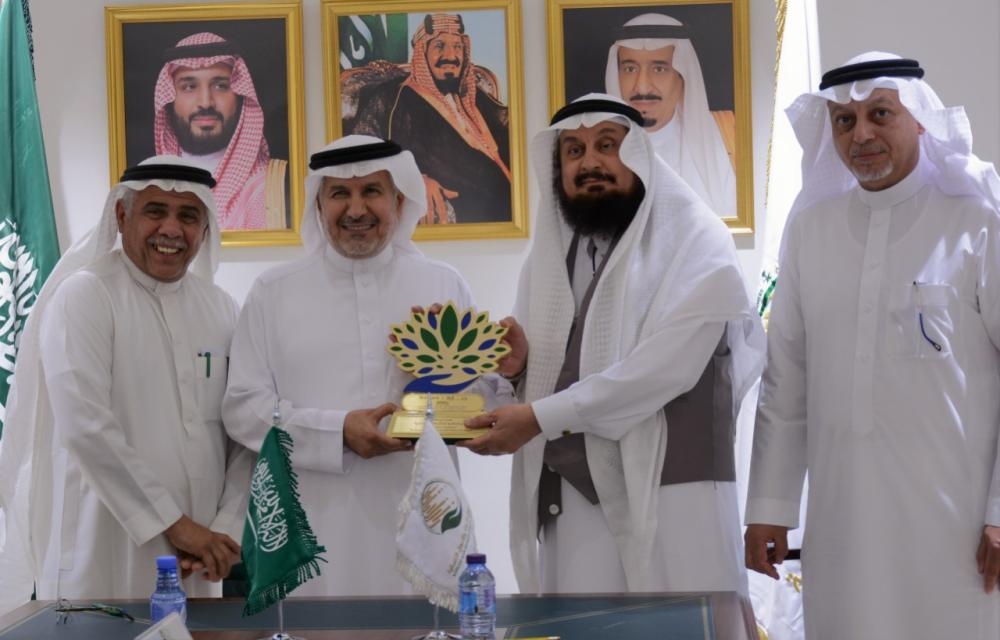 Dr. Abdullah Al-Rabeeah, general supervisor of KSrelief, second left, receives the IOR’s shield from Dr. Abdulaziz Al-Sarhan, secretary-general of the IOR during signing of agreement in Riyadh.  — Courtesy photo
