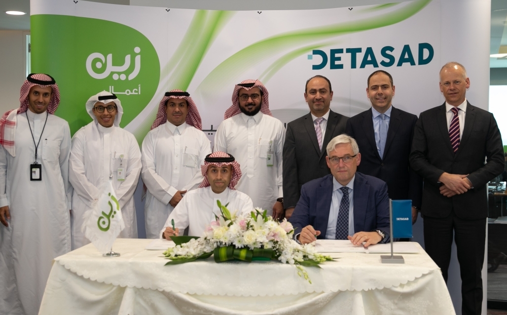 Zain KSA Eng. Saad Al-Sadhan, Chief Business and Wholesale Officer; and Felix Wass, CEO and President of DETASAD, sign the agreement 