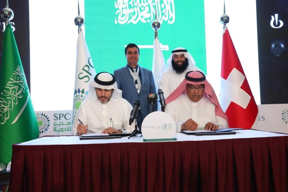 Dr.Othman Fahad Al Mutlaq, General Manager Novartis and Dr. Yasser Ibrahim Al Obaida, CEO of Sudair Pharma, sign the MoU