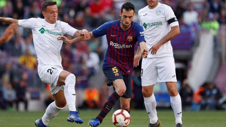 Barcelona's Sergio Busquets in action with Getafe's Nemanja Maksimovic and Jorge Molina in Barcelona, Spain, on Sunday. —  Reuters