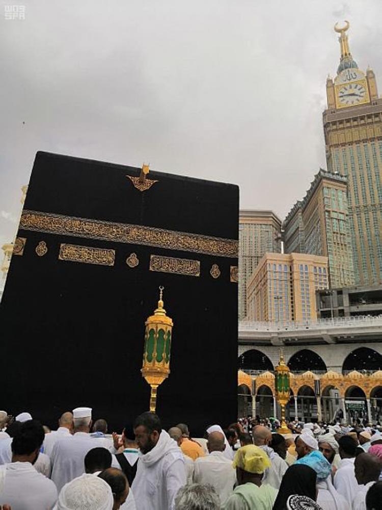 Pilgrims and visitors enjoy welcome showers that blessed the holy city of Makkah on Saturday. — SPA