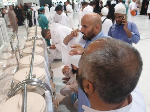 In addition to 25,000 containers, the Grand Mosque has about 650 fixed marble stations and 216 steel tanks providing Zamzam to the worshipers. — Okaz photo