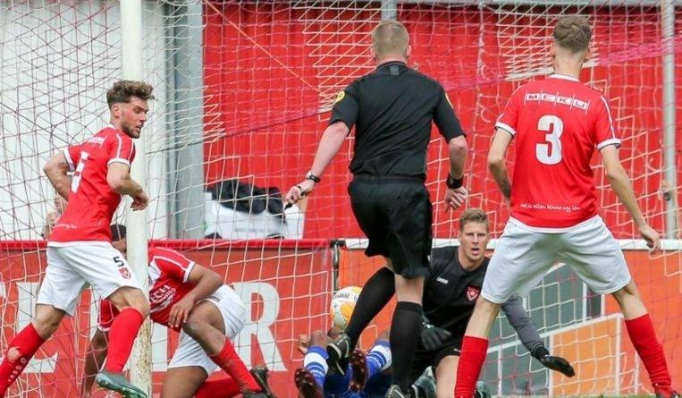 Footage of Maurice Paarhuis accidentally scoring for Hoek against Harkemase Boys in a Dutch amateur football game.