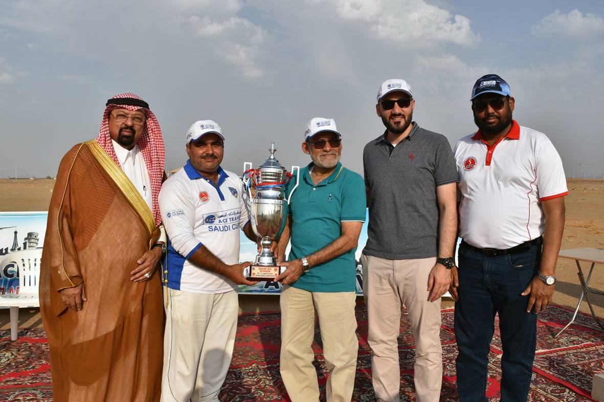 Saudi Oil Captain Imaam recieivng Winner trophy from Shamshad Khan of Ace Travel.