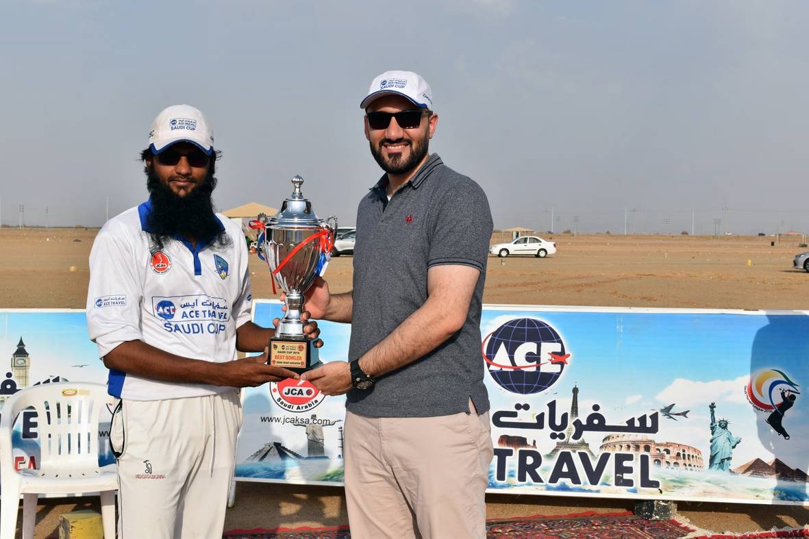 Saudi Oil Captain Imaam recieivng Winner trophy from Shamshad Khan of Ace Travel.