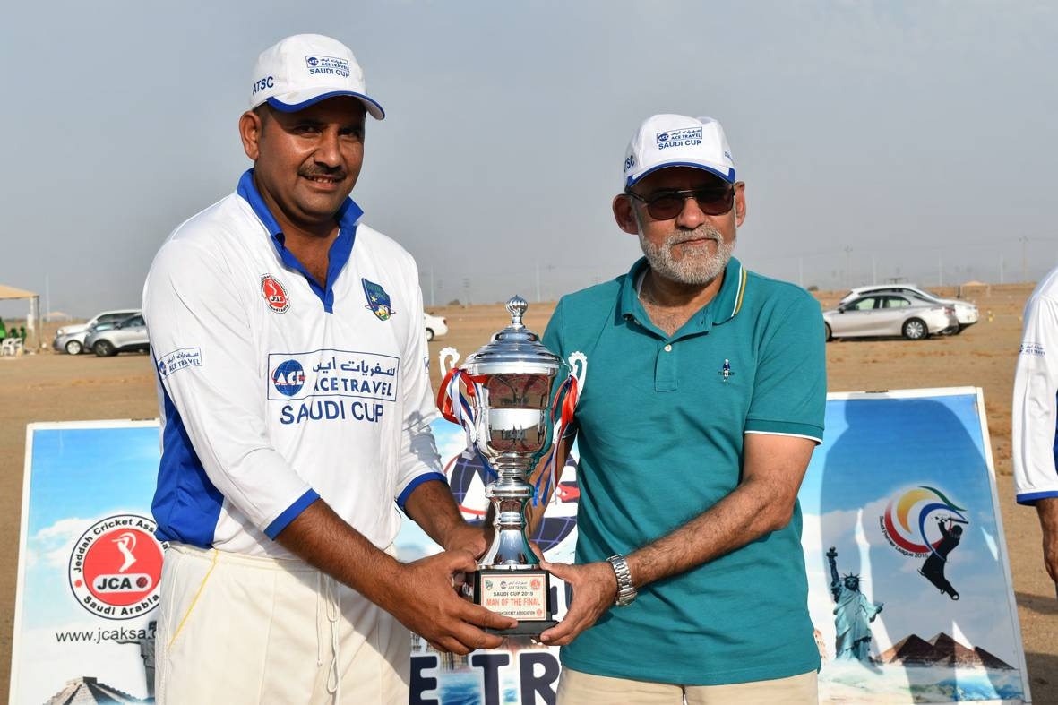 Saudi Oil Captain Imaam recieivng Winner trophy from Shamshad Khan of Ace Travel.