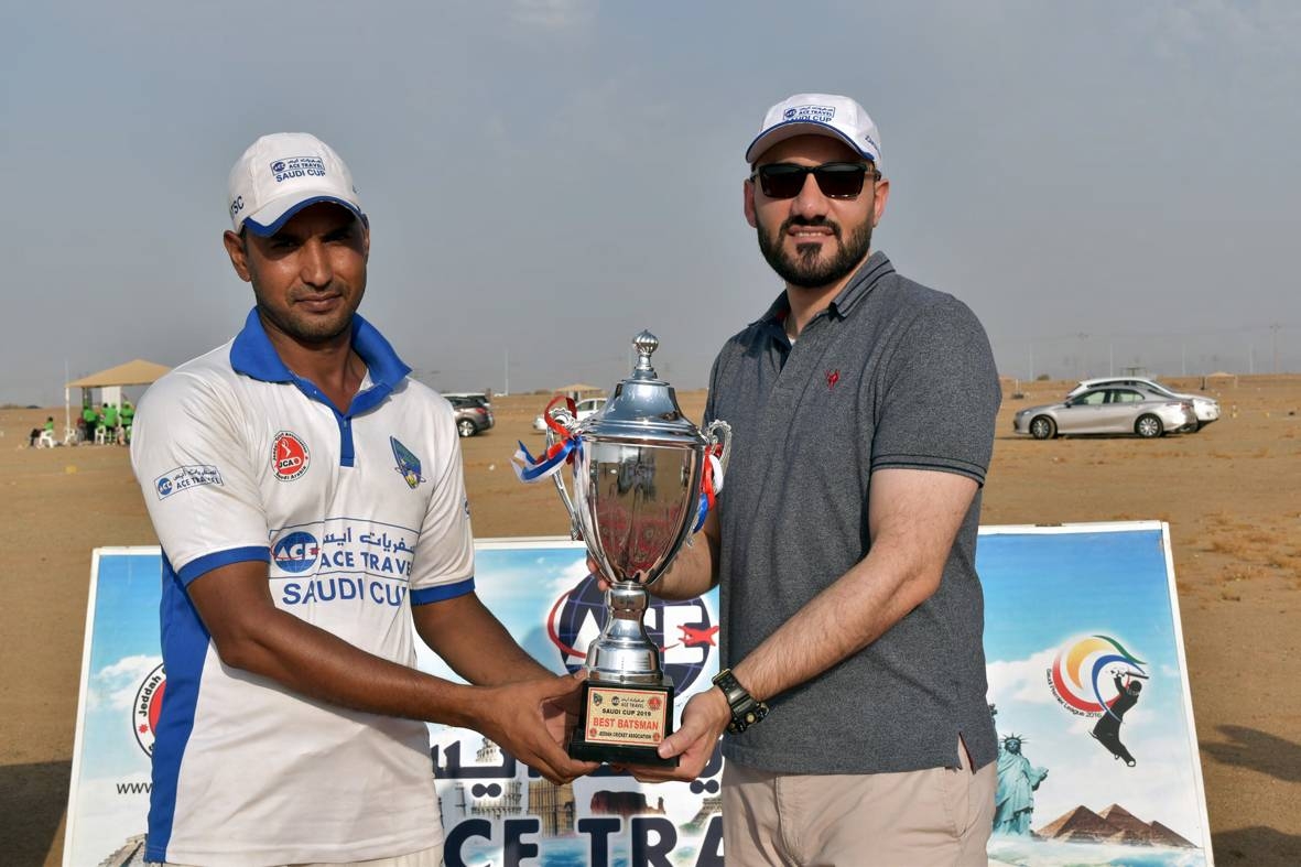 Saudi Oil Captain Imaam recieivng Winner trophy from Shamshad Khan of Ace Travel.