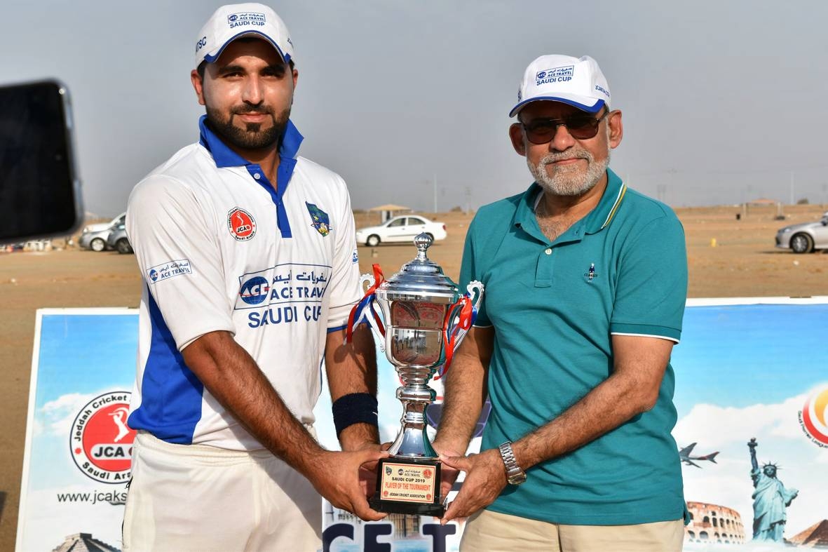 Saudi Oil Captain Imaam recieivng Winner trophy from Shamshad Khan of Ace Travel.