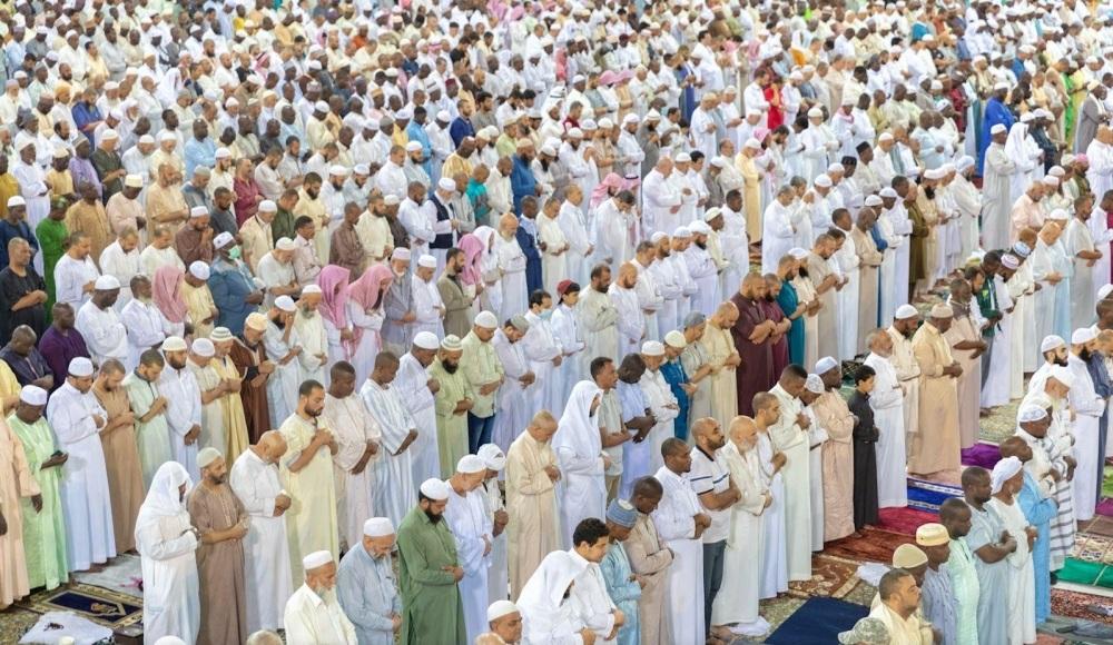 Faithful throng the Grand Mosque in Makkah to offer Khatm Al-Qur’an prayers on Sunday, 29th night of the holy month of Ramadan. — SPA