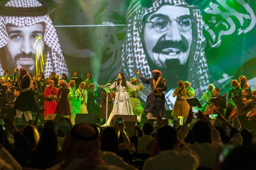 Emirati singer Ahlam surprised the 6,000-strong Jeddah audience by singing the Saudi national song at her concert at Al-Jawharah Theater at King Abdullah Sports City on Saturday night. — Okaz photos