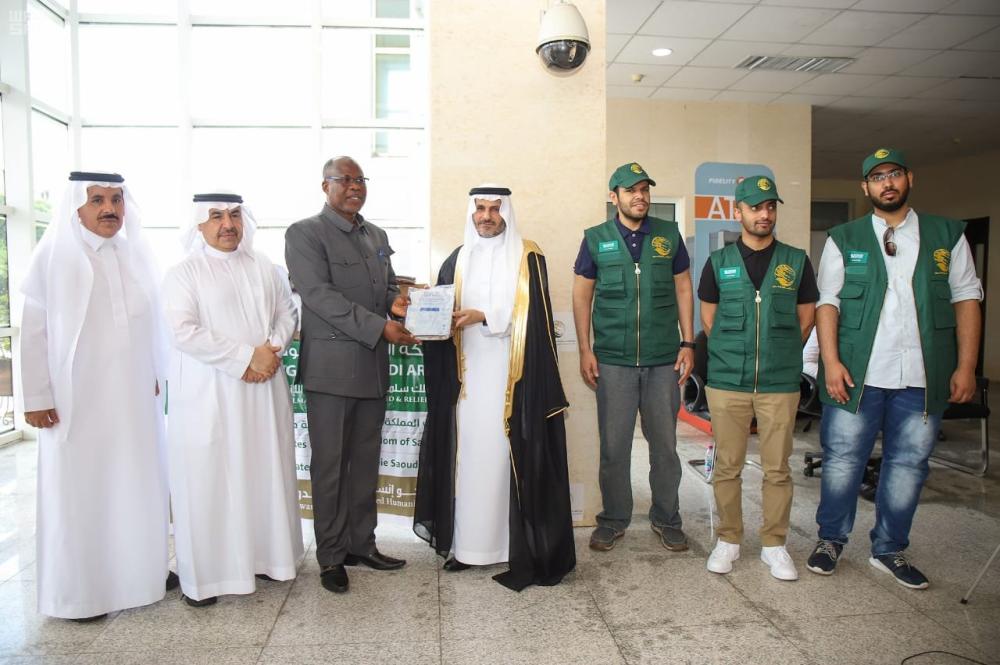 A Ghanaian official receives the Saudi gift of dates from KSrelief officials at a ceremony in Accra on Wednesday.