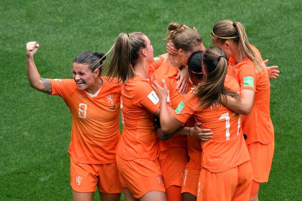 TOPSHOT - Netherlands' forward Vivianne Miedema (C) is congratulated by teammates after scoring a goal during the France 2019 Women's World Cup Group E football match between the Netherlands and Cameroon, on June 15, 2019, at the Hainaut Stadium in Valenciennes, northern France. / AFP / Philippe HUGUEN
