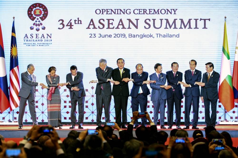 ASEAN leaders shake hands on stage during the opening ceremony of the 34th ASEAN Summit at the Athenee Hotel in Bangkok, Thailand, June 23, 2019. Seen here are Thai Prime Minister Prayuth Chan-ocha, chairman of 34th ASEAN Summit, Singapore's Prime Minister Lee Hsien Loong, Philippines President Rodrigo Duterte, Brunei's Sultan Hassanal Bolkiah, Cambodia's Prime Minister Hun Sen, Indonesian President Joko Widodo, Laos Prime Minister Thongloun Sisoulith, Malaysia's Prime Minister Mahathir Mohamad, Myanmar's State Counsellor Aung San Suu Kyi, and Vietnam's Prime Minister Nguyen Xuan Phuc. — Reuters