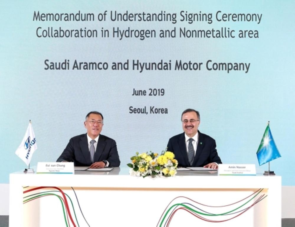 Hyundai Motor Executive Vice Chairman Chung Euisun (L) and Ahmad A. Al-Sa'adi, Saudi Aramco president Amin Alnassir, pose for a photo after signing an MOU to cooperate on hydrogen energy in Seoul.