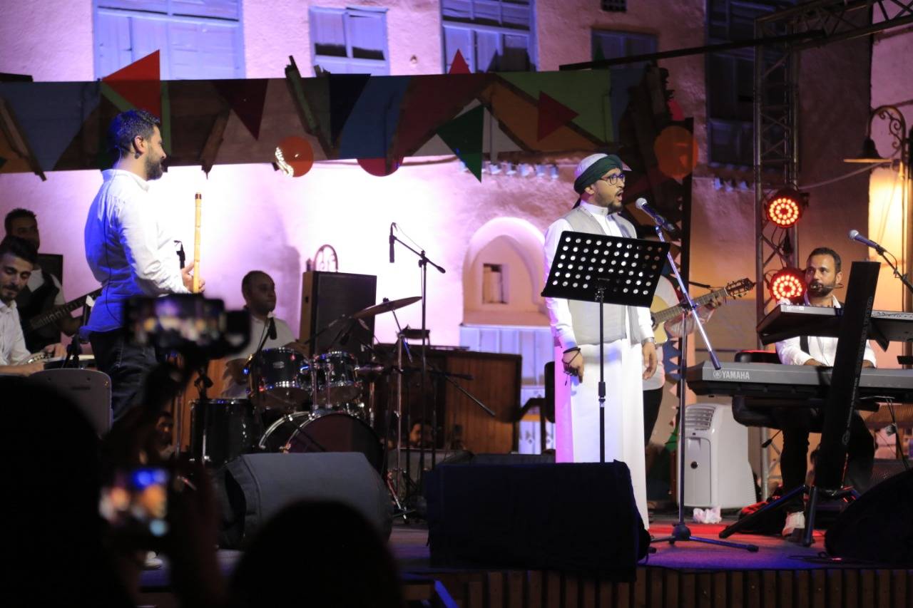 Musical shows are organized daily between 9:15 p.m. to 11:00 p.m. at the  main venue at the Baraha near the Ministry of Culture office in Jeddah.