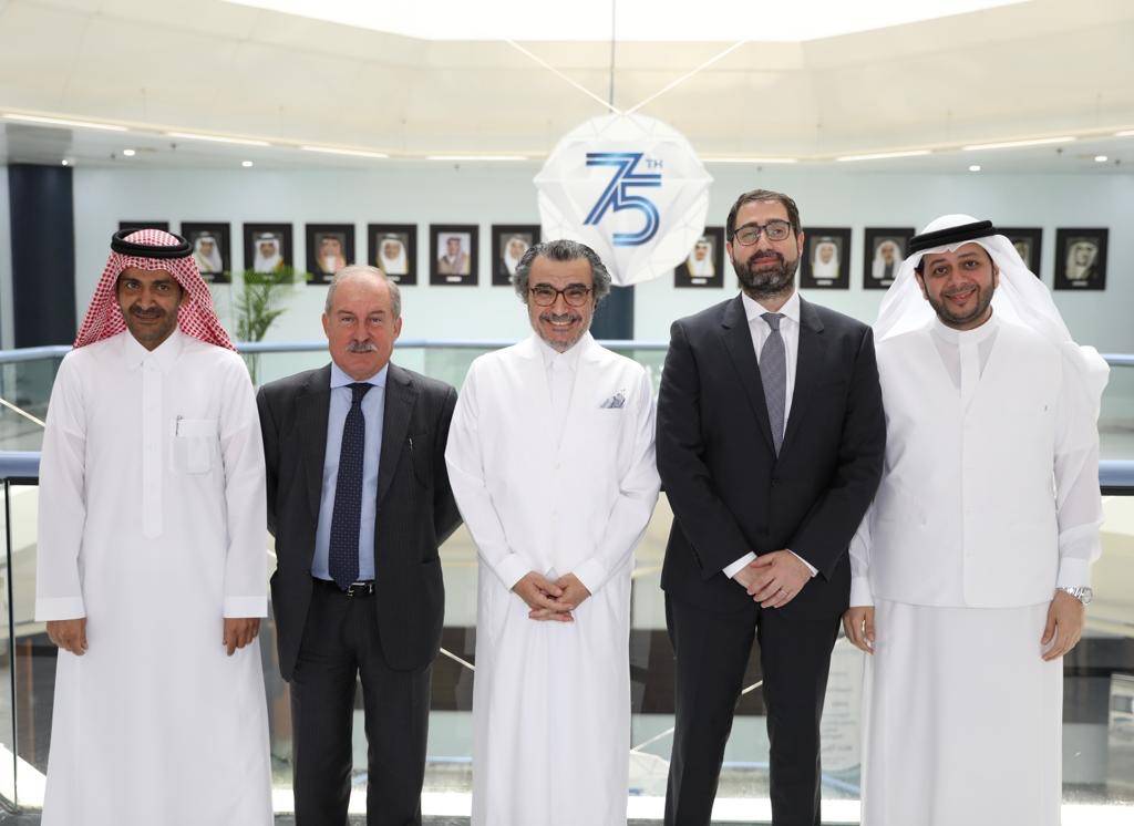 The Italian diplomats pose for a group photo with the officials of Jeddah Chamber of Commerce Board during the visit