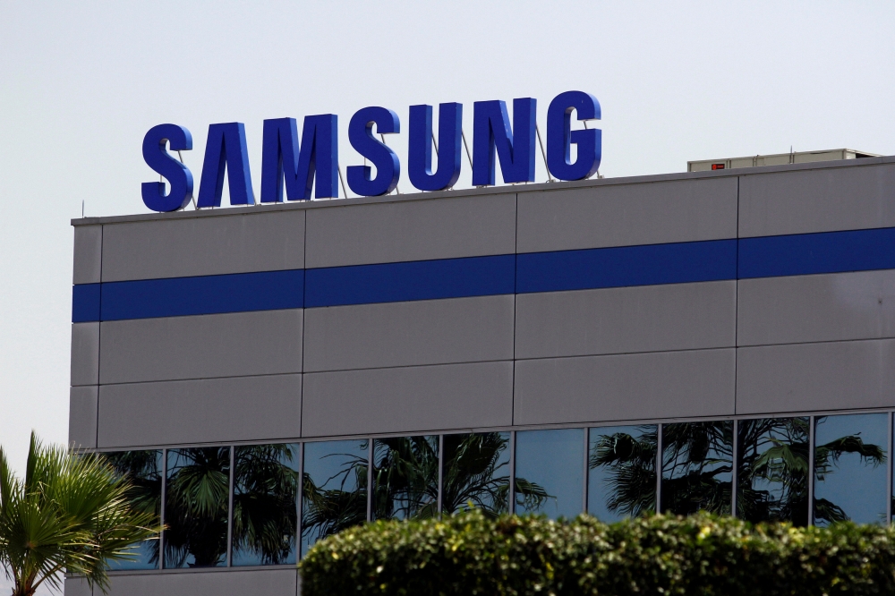 FILE PHOTO: The logo of Samsung Electronics is pictured at the company's factory in Tijuana, Mexico, June 1, 2019. REUTERS/Jorge Duenes/File Photo