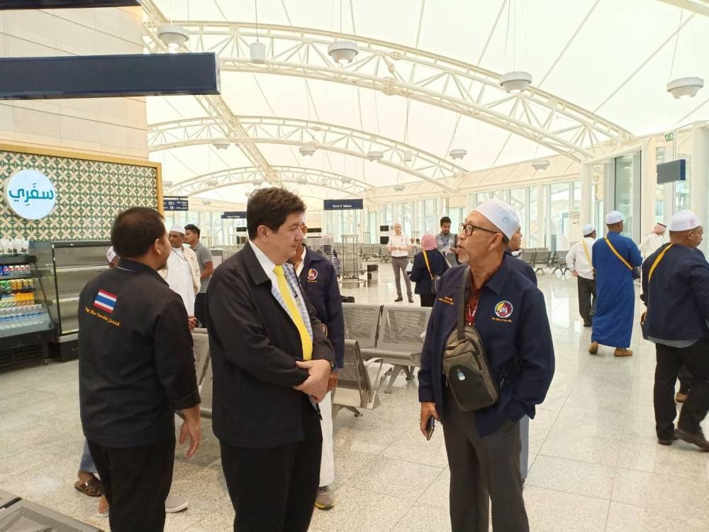 Thai Consul General Soradjak Puranasamriddhi and officers from the Consulate General of Thailand in Jeddah received the pilgrims upon their arrival at the Madinah airport.