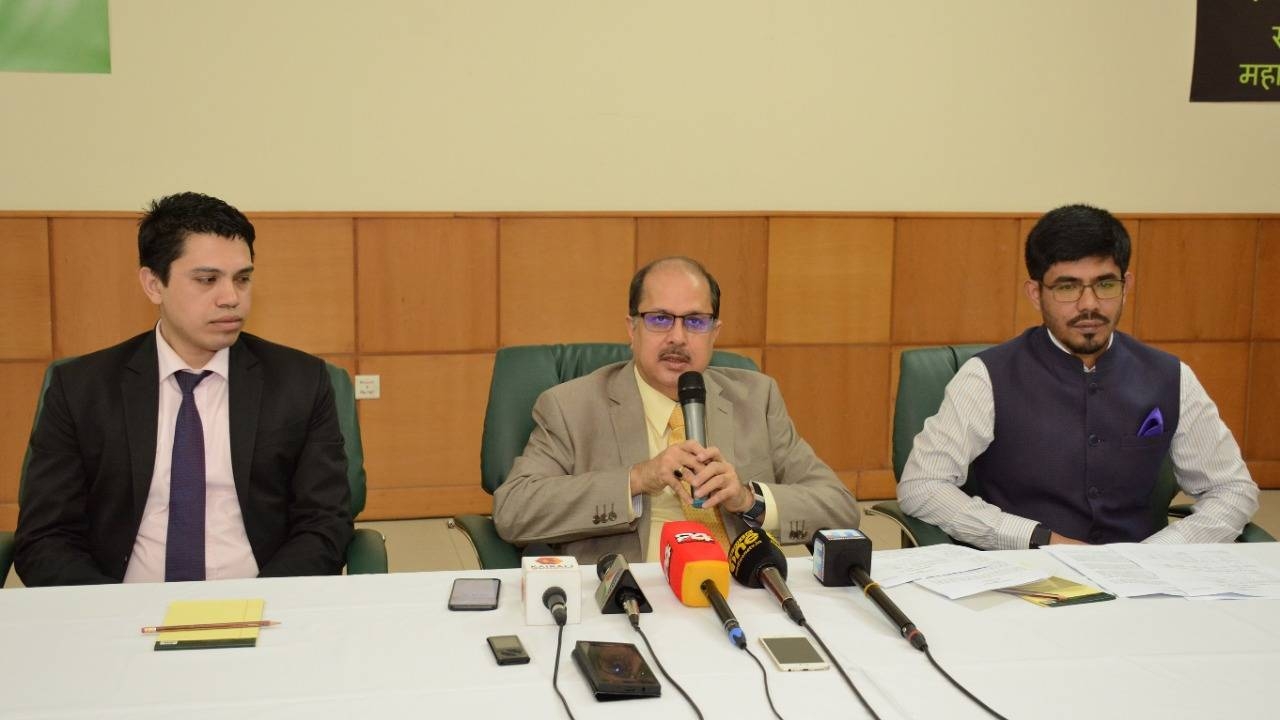 Indian Ambassador Dr. Ausaf Sayeed addressing a press conference in Jeddah on Saturday. Consul General Md. Noor Rahman Sheikh and Haj Consul Y. Sabir are also seen.