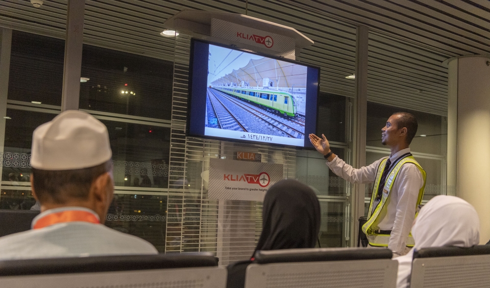 Malaysian pilgrims leaving for the Kingdom for Haj view photos of development projects in Makkah, Madinah and the holy sites displayed at Kuala Lumpur airport. — SPA
