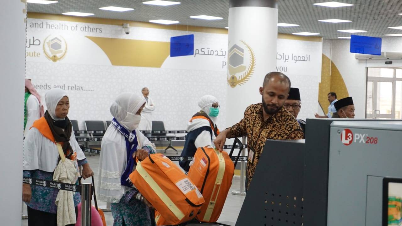 Indonesian pilgrims arriving in Madinah under the 