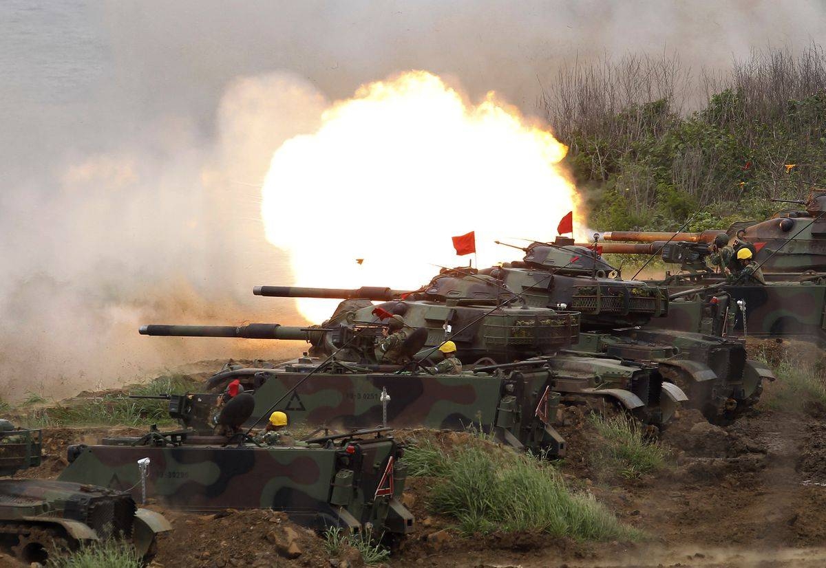 A line of US M60A3 Patton tanks fire at targets during the annual Han Kuang exercises on the outlying Penghu Island, Taiwan on May 25, 2017. –Courtesy photo