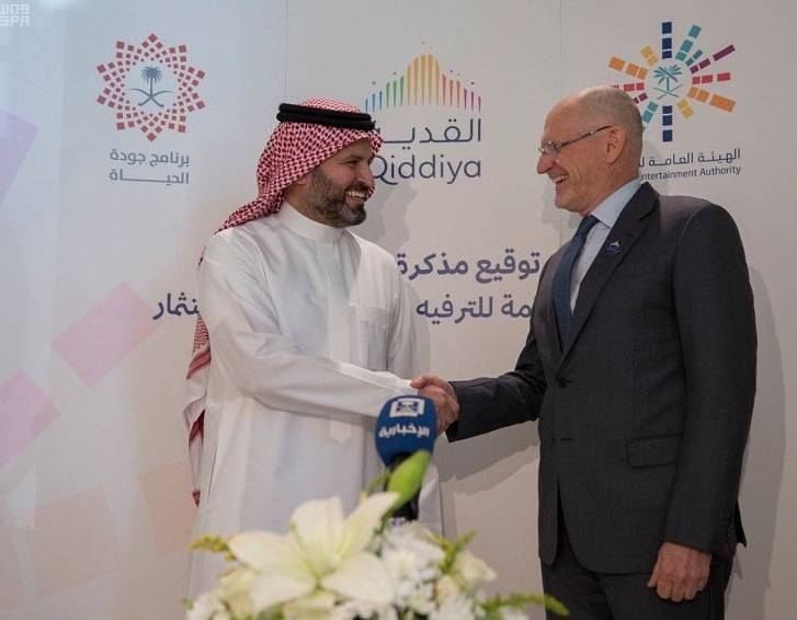 Amr Banajeh, CEO of the General Entertainment Authority, and Al-Qiddiya Company CEO Michael Reininger shake hands after signing a memorandum of understanding in Riyadh, Monday. — SPA