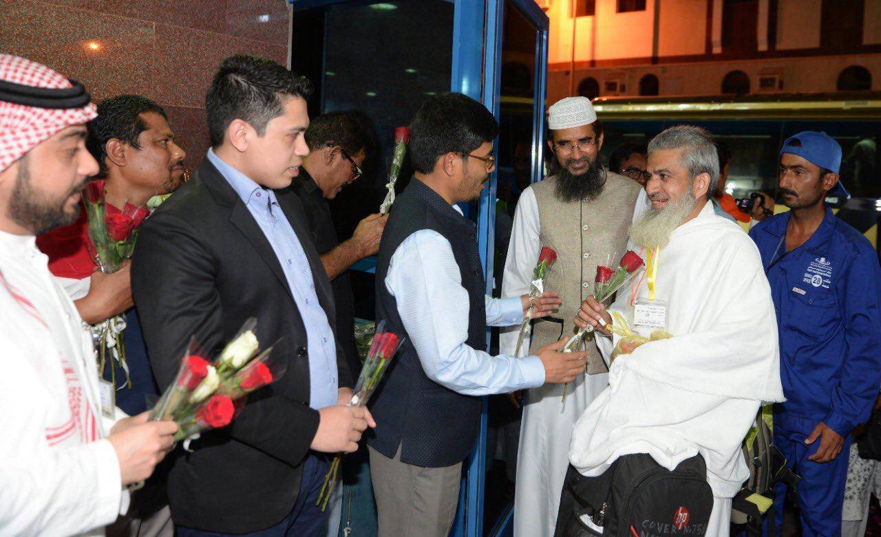 Indian Consul General Md. Noor Rahman Sheikh and Haj Consul Y. Sabir welcome Indian pilgrims in Makkah, Friday evening. — Courtesy photo