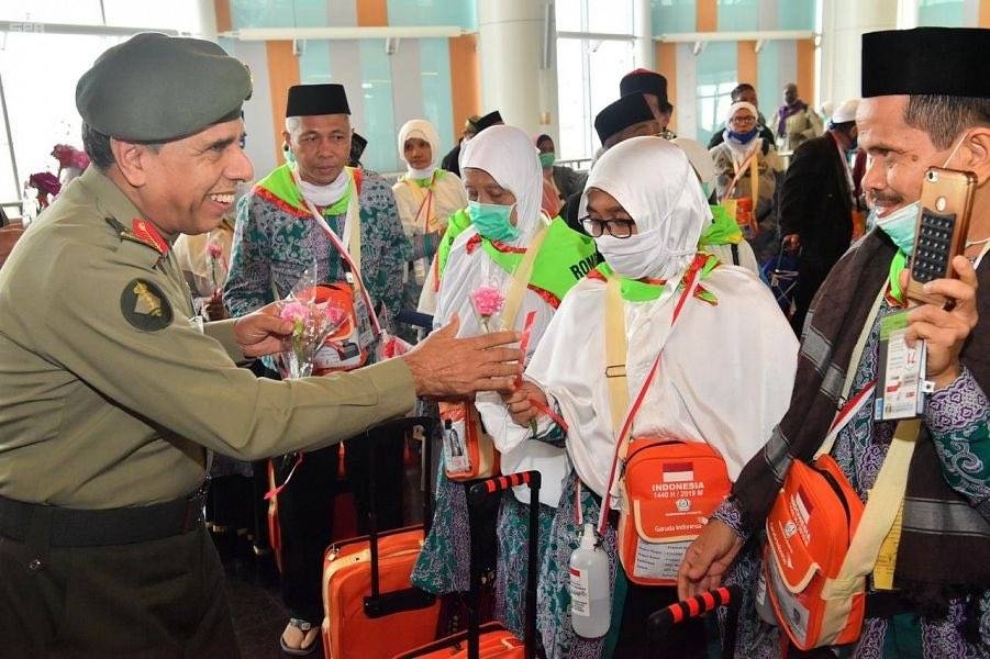 The Chairman of the Supervisory Committee for Makkah Route Initiative and Director General of Passports (Jawazat) Maj. Gen. Sulaiman Bin Abdulrahman Al-Yahya received on Friday night the second batch of Malaysian pilgrims at King Abdulaziz International Airport in Jeddah within the Makkah Route Initiative. — SPA