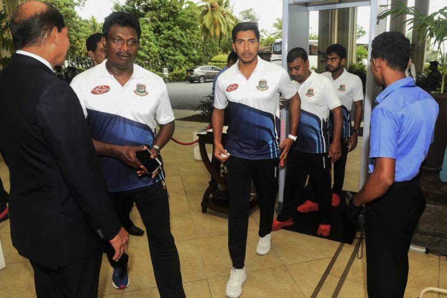 Bangladesh cricketer Soumya Sarkar (C) arrives with teammates in Colombo, on Saturday. — AFP