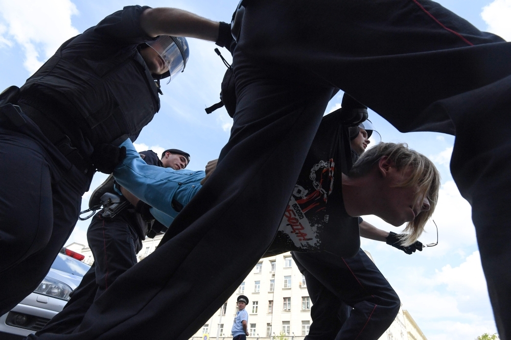 Притеснение людей. Резиновые палки полиции. Робот бьет человека