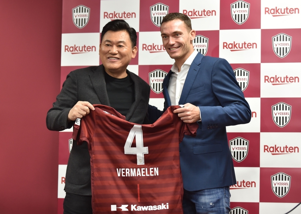 Japanese football club Vissel Kobe chairman Hiroshi Mikitani (L) and new player Thomas Vermaelen of Belgian pose with the new uniform during a press conference at Noevir Stadium in Kobe, on Saturday. — AFP