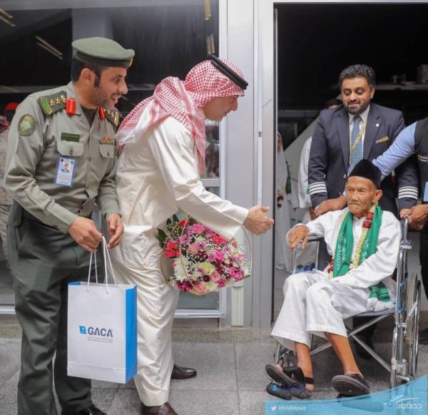 Hajji Ohi Aydarous Samri was accorded a warm welcome upon his arrival in Jeddah. — Okaz photos