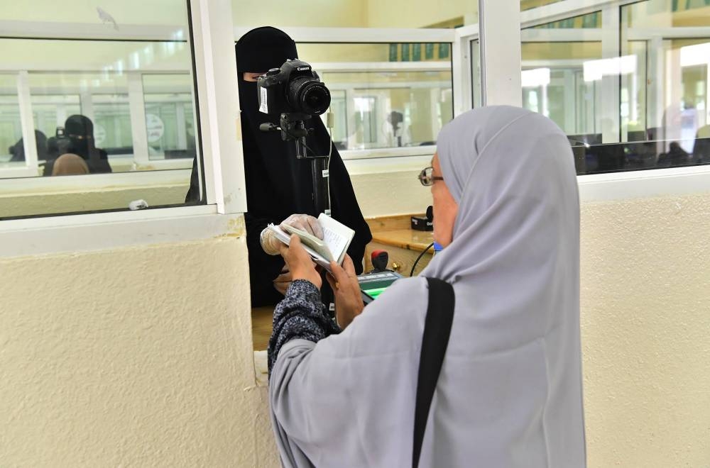 Maj. Gen. Sulaiman Al-Yahya, director general of Passports (Jawazat) receiving pilgrims with roses at the Pilgrims' City in Halat Ammar border crossing point on Wednesday. - SPA 