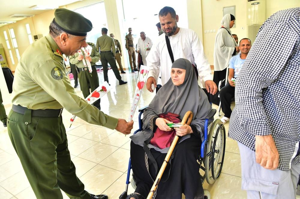 Maj. Gen. Sulaiman Al-Yahya, director general of Passports (Jawazat) receiving pilgrims with roses at the Pilgrims' City in Halat Ammar border crossing point on Wednesday. - SPA 