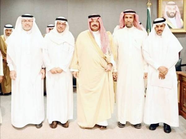 Emir of Asir Prince Turki Bin Talal with Holding Company for the Development of Education's CEO, Osama Al-Haizan, and his accompanying delegation. — Okaz photo