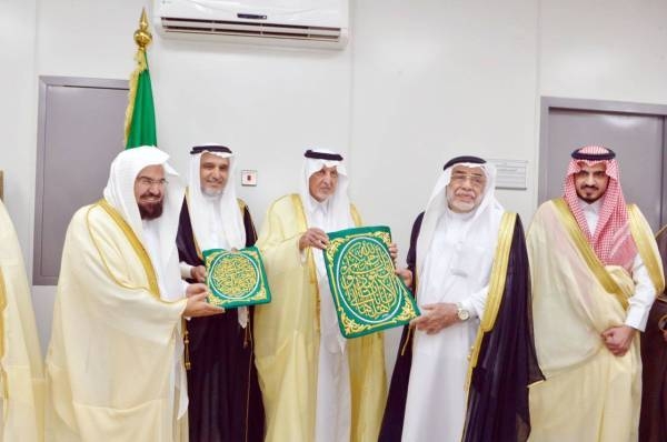 Prince Khaled Al-Faisal hands over the Kaaba kiswa (dress) to the custodian of the House of Allah. A new kiswa will adorn the Kaaba on Dhul Hijja 9 (Aug. 10). — SPA