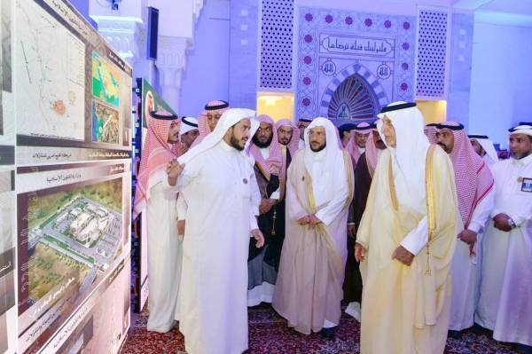 Prince Khaled Al-Faisal hands over the Kaaba kiswa (dress) to the custodian of the House of Allah. A new kiswa will adorn the Kaaba on Dhul Hijja 9 (Aug. 10). — SPA