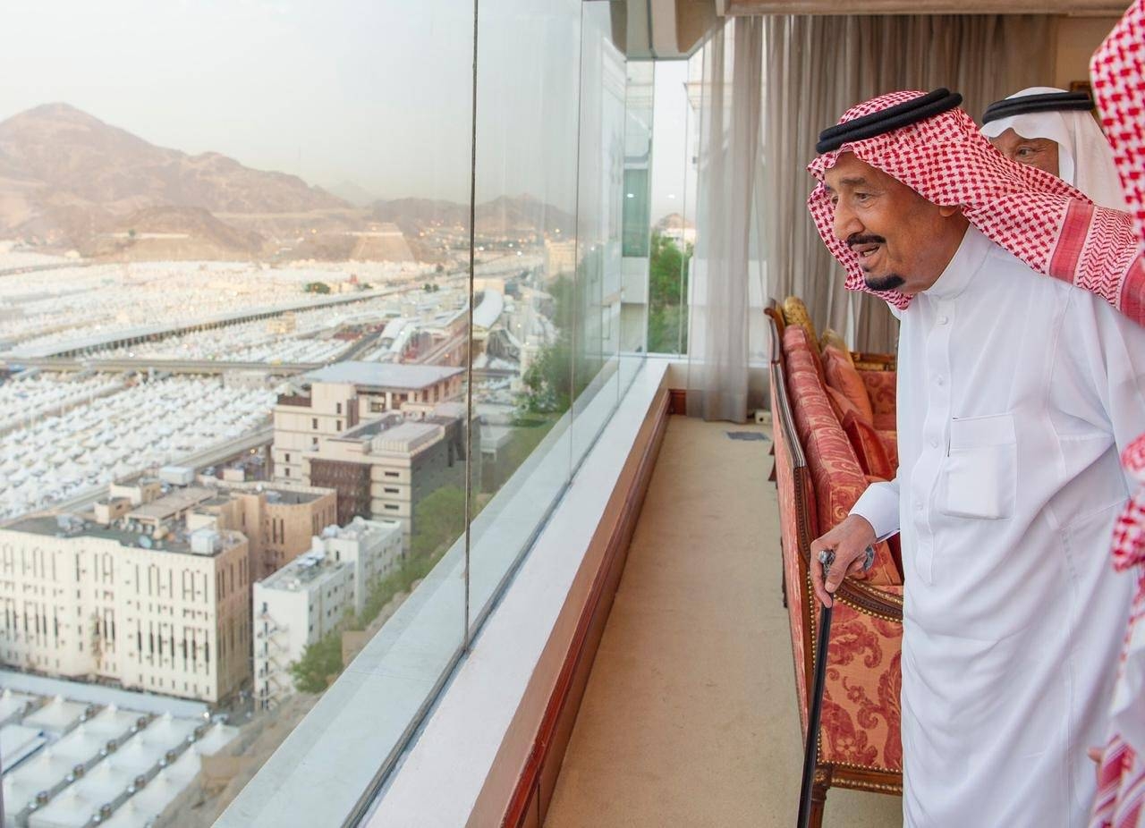 King Salman arrives in Mina to oversee pilgrim services. SPA