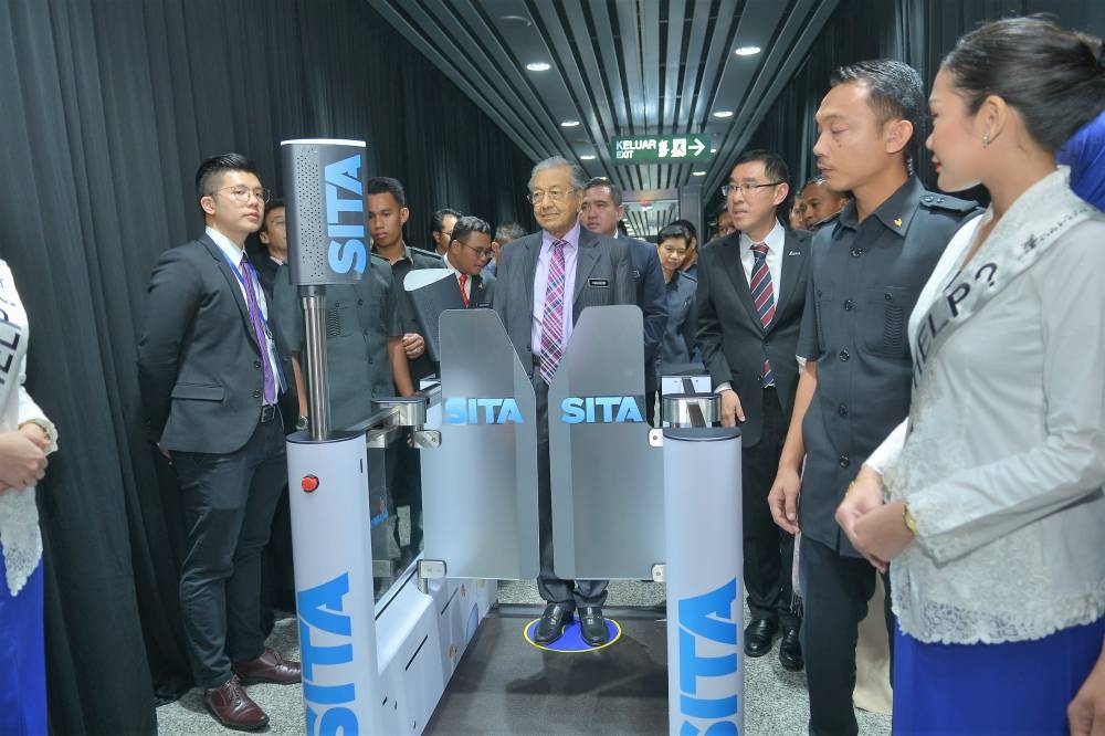 Malaysian Prime Minister Tun Dr Mahathir Mohamad tries the SITA Smart Path 