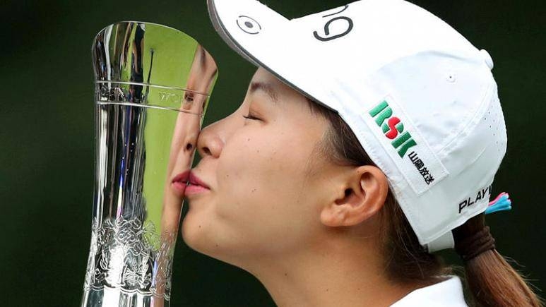 Japan's Hinako Shibuno celebrates by kissing the trophy after making a birdie putt on the 18th hole to win the Women’s British Open. — Reuters 