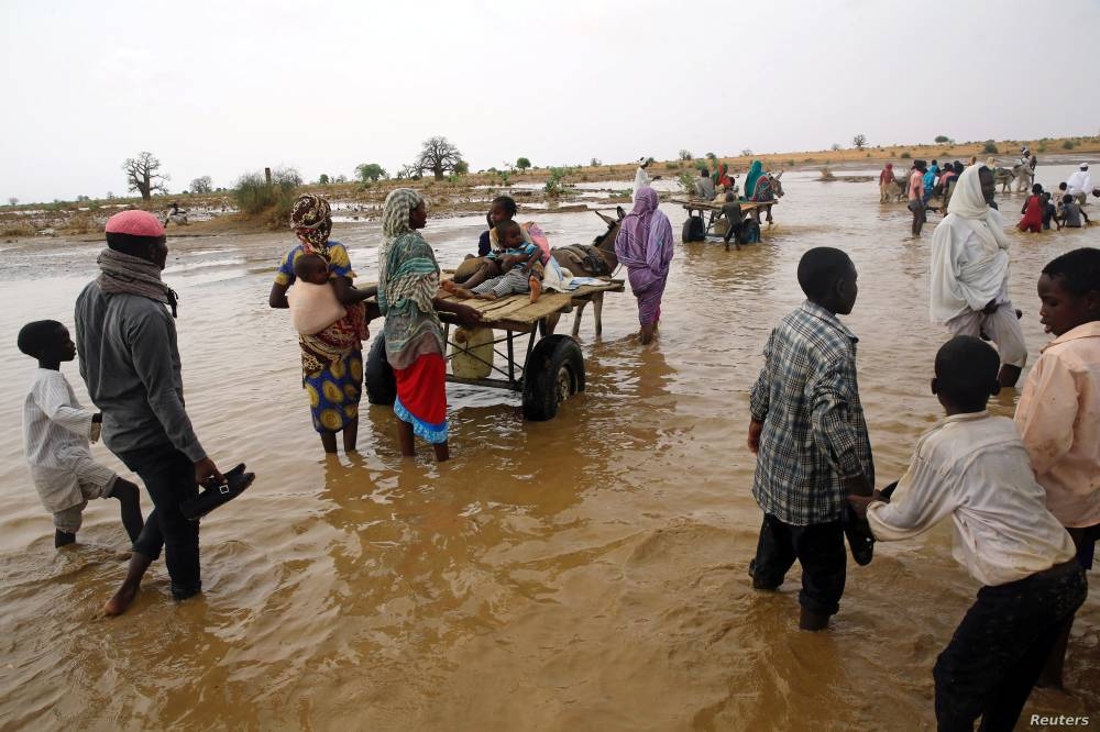 Displaced people carry their belongings to relocate to dryer areas following flooding caused by heavy rains, Nyala, Sudan, June 3, 2017. Parts of the country have been reeling from fresh floods over the past two months. (FILE PHOTO)