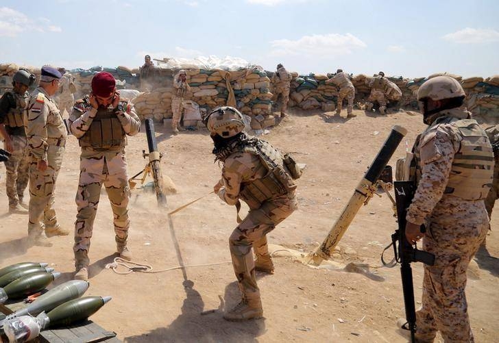 Iraqi army soldiers fire a mortar during clashes with Daesh militants in the Karma district of Anbar province in this March 22, 2015 file photo. — Reuters