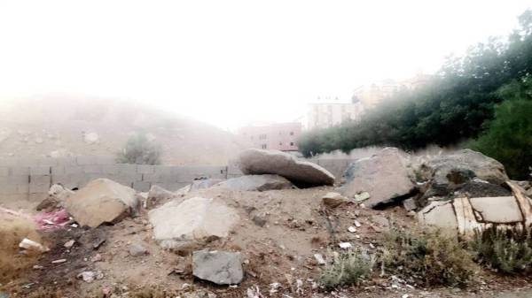 Al-Tawfiq District residents claim their locality has become a haven for epidemics, bad smell, sewage water and wild dogs. — Okaz photos