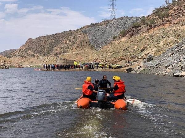 Bodies of the couple were pulled out of the muddy water after hours of continued search. — Okaz photo